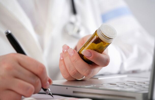 Zdravnik predpiše zdravilo za prostatitis